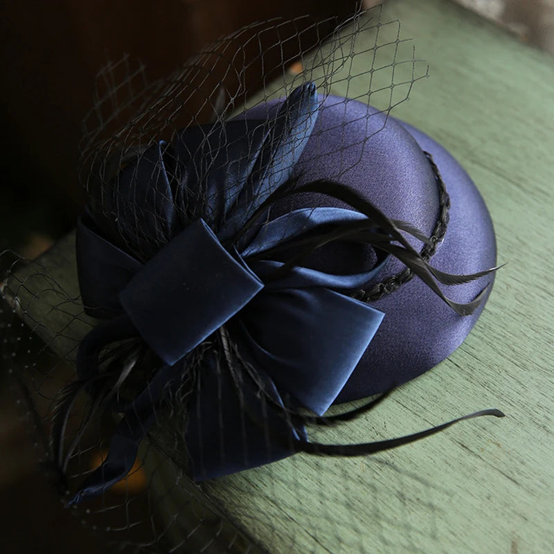 Chapeau fascinateur en satin chic avec nœud papillon pour femme