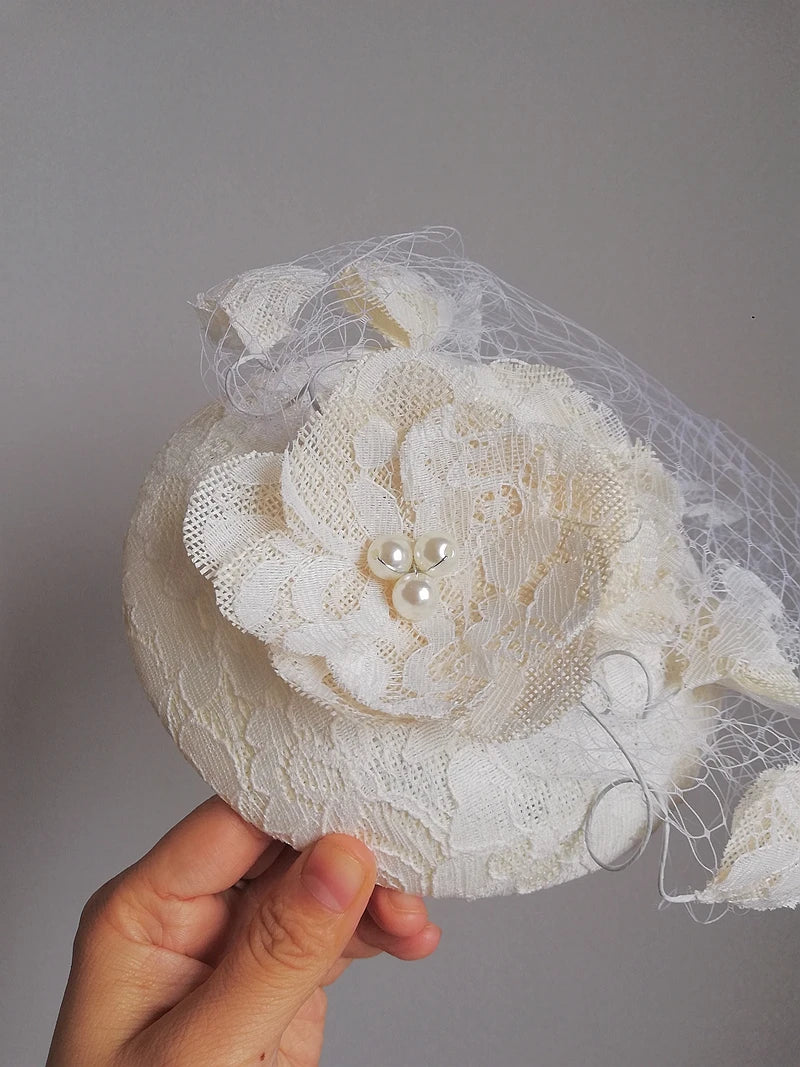 Chapeaux de Mariage Mariage Chic ivoire femmes chapeau dentelle fleurs avec perles lin casque