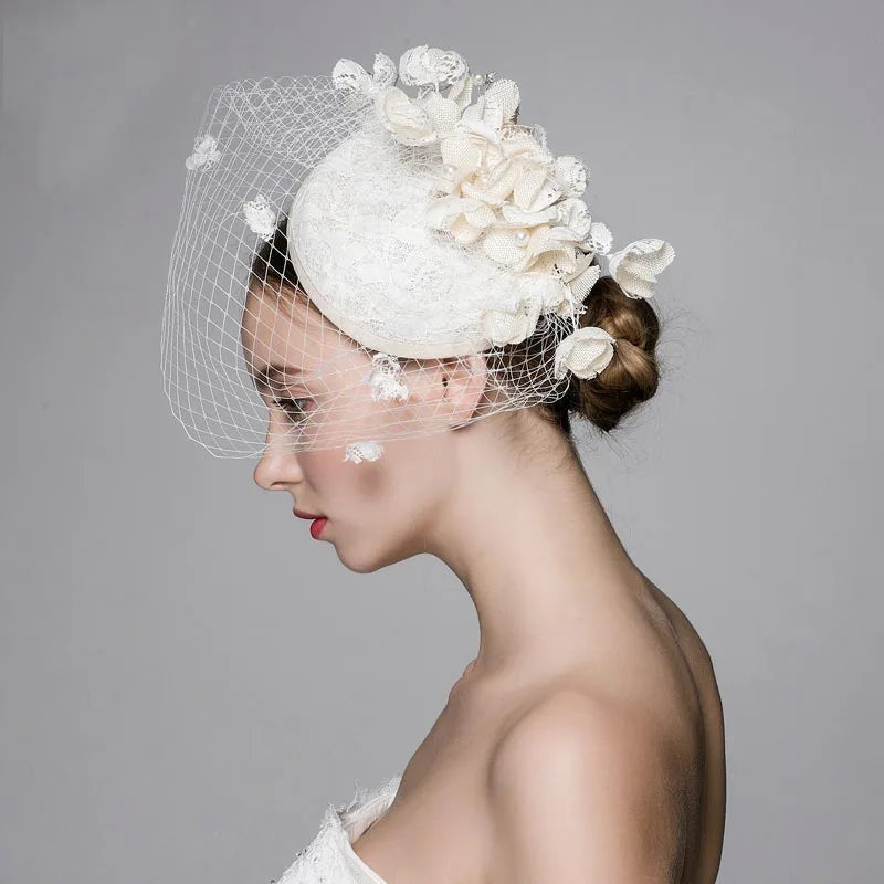 Chapeaux de voile de mariage Beige ivoire, décoration avec perles et fleurs