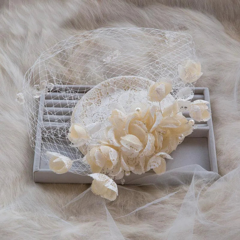 Chapeaux de voile de mariage Beige ivoire, décoration avec perles et fleurs