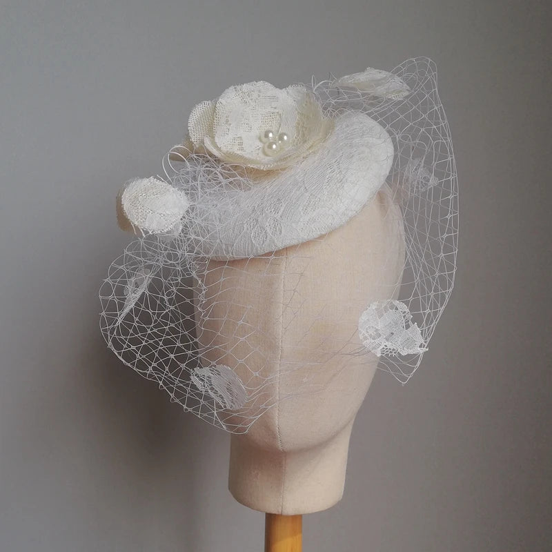 Chapeaux de Mariage Mariage Chic ivoire femmes chapeau dentelle fleurs avec perles lin casque