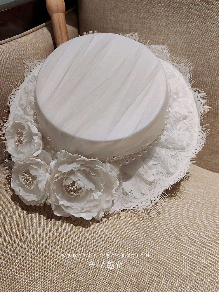 Chapeau de mariage français blanc en maille, décoré de perles, fleur plate, Fedoras élégants