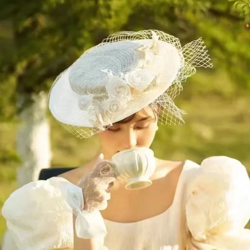 Chapeau de mariage blanc pour femmes, filet en dentelle, fleurs faites à la main