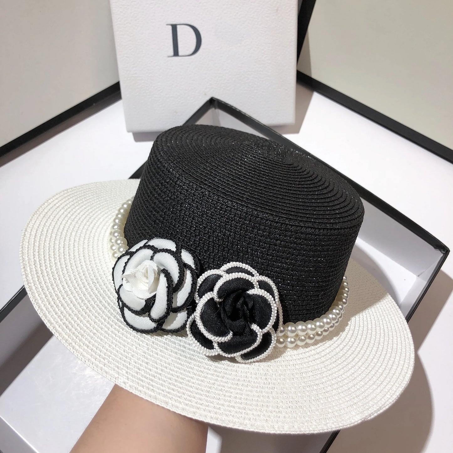 Chapeau haut de forme plat design léger de luxe pour femme, petit parfum, paille d'été tissée, fleur sauvage noire et blanche