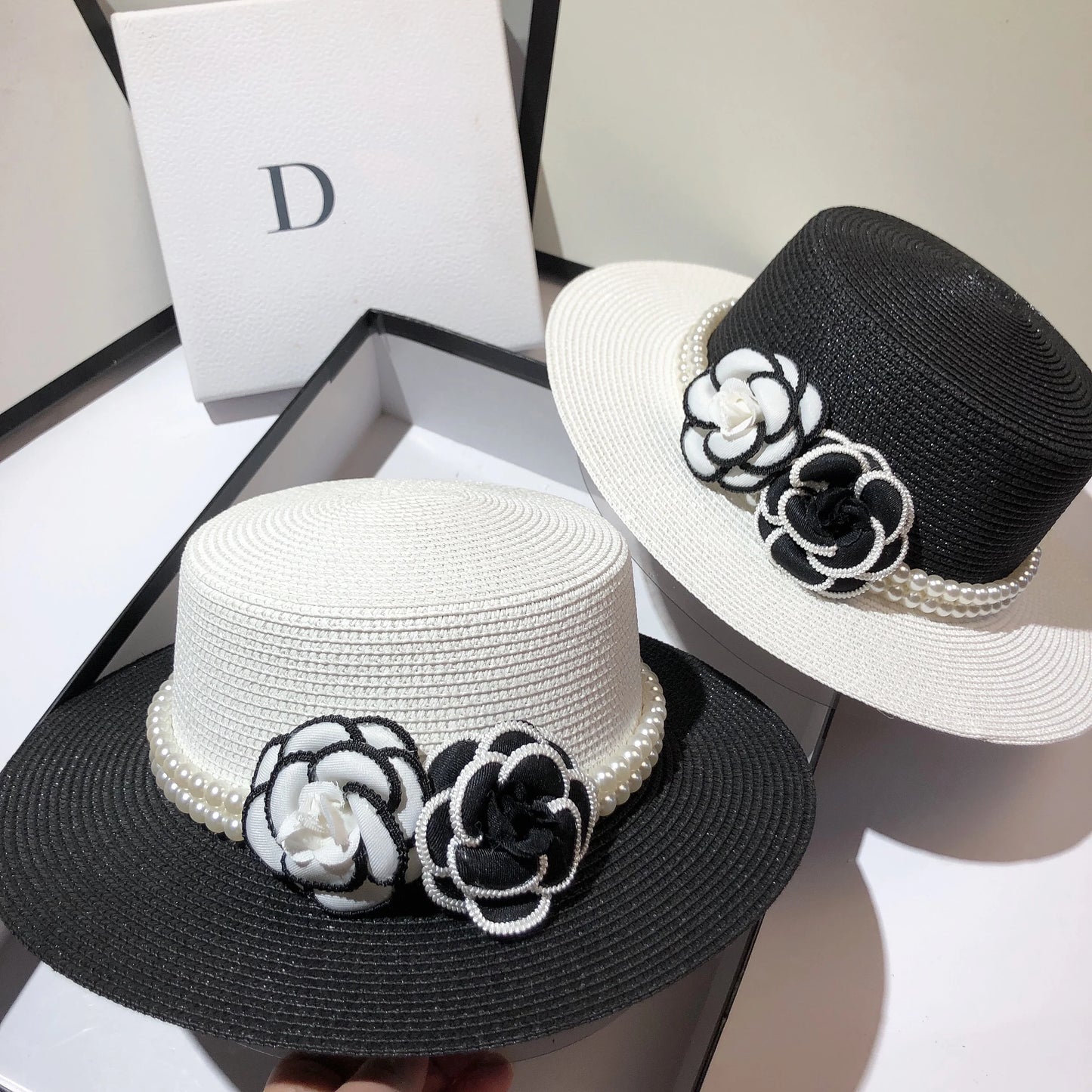 Chapeau haut de forme plat design léger de luxe pour femme, petit parfum, paille d'été tissée, fleur sauvage noire et blanche