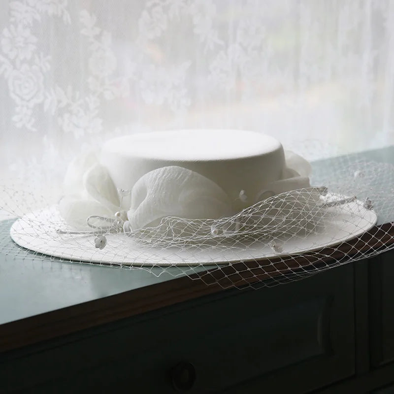 Chapeau de mariage blanc au Design Original, avec voile facial Fedoras