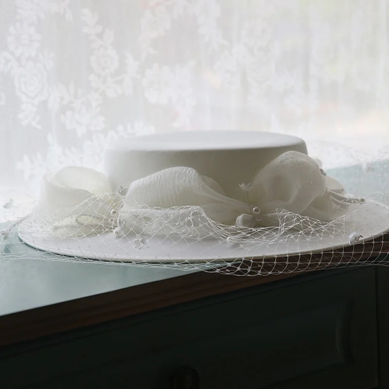 Chapeau de mariage blanc au Design Original, avec voile facial Fedoras