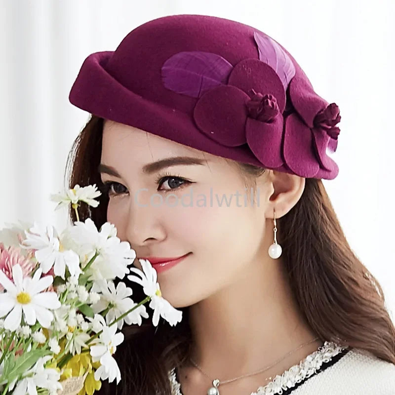 Chapeau cloche vintage d'hiver en feutre 100 % laine pour femme avec bord rabattu et fleur