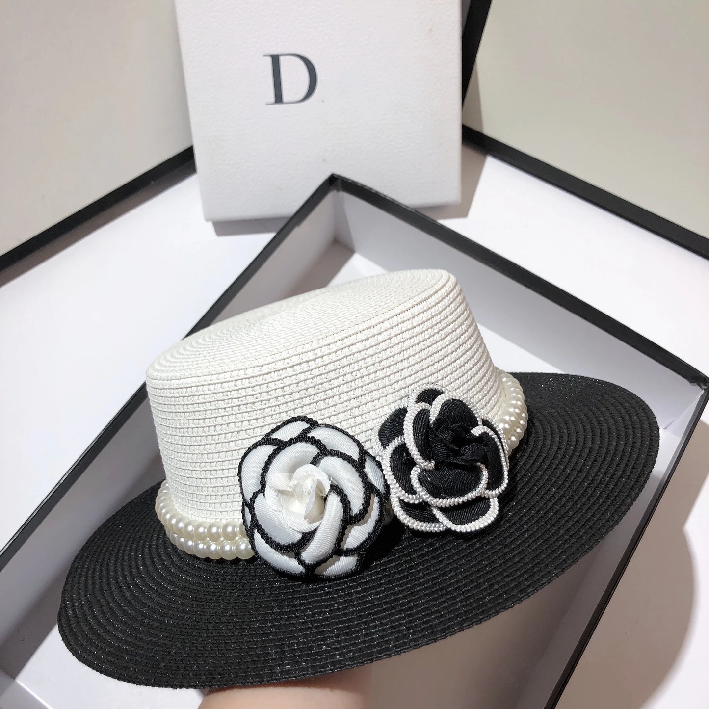 Chapeau haut de forme plat design léger de luxe pour femme, petit parfum, paille d'été tissée, fleur sauvage noire et blanche