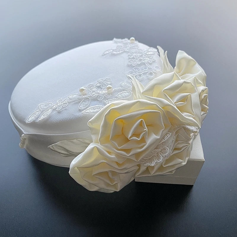 Chapeau Fedora blanc pour mariée, fascinateur de mariée, casquette pilulier avec fleur