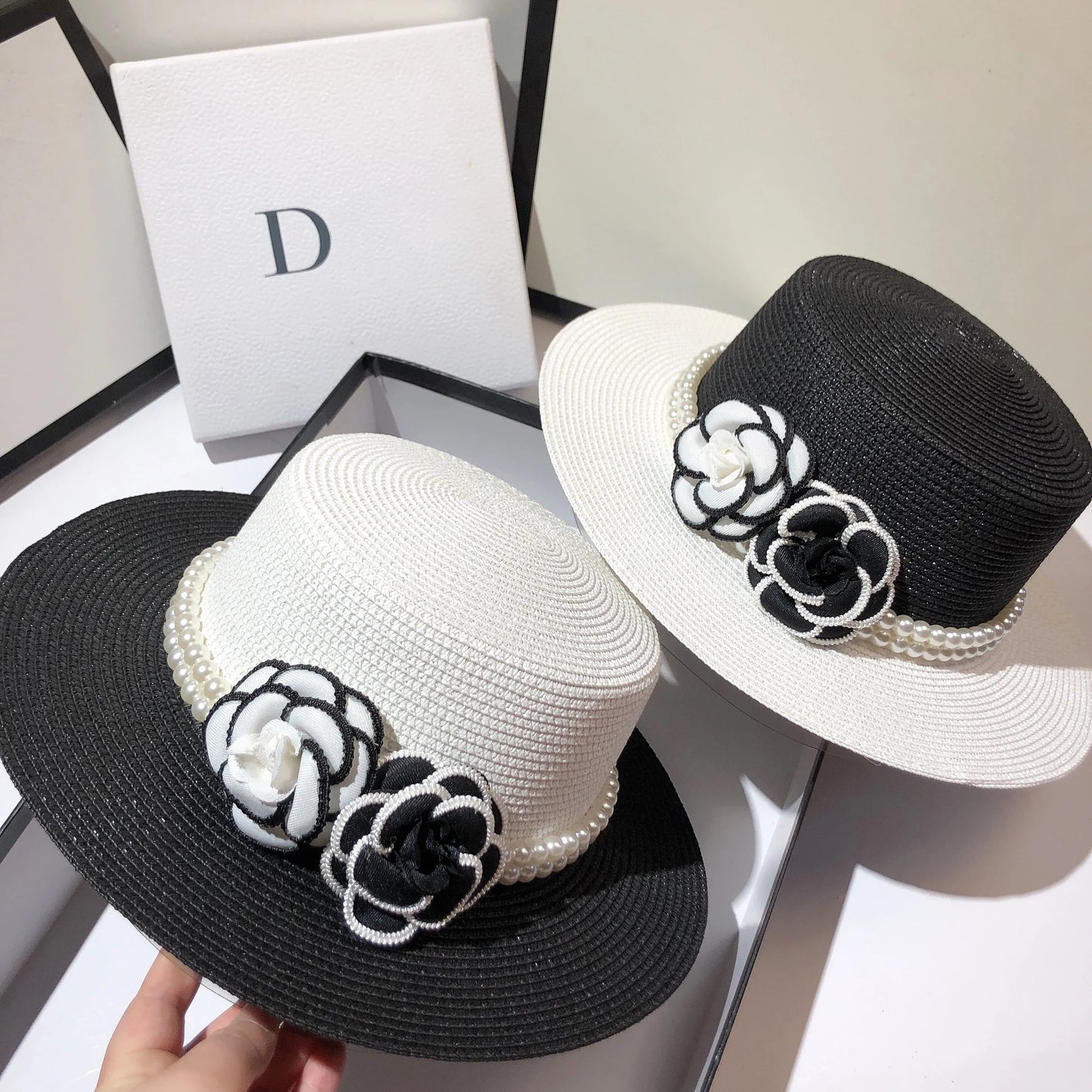 Chapeau haut de forme plat design léger de luxe pour femme, petit parfum, paille d'été tissée, fleur sauvage noire et blanche