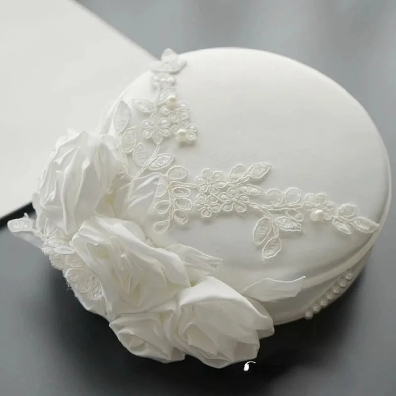 Chapeau Fedora blanc pour mariée, fascinateur de mariée, casquette pilulier avec fleur