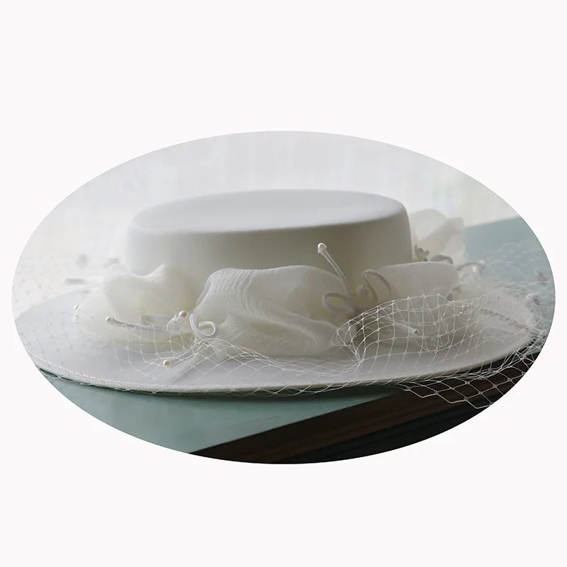 Chapeau de mariage blanc au Design Original, avec voile facial Fedoras